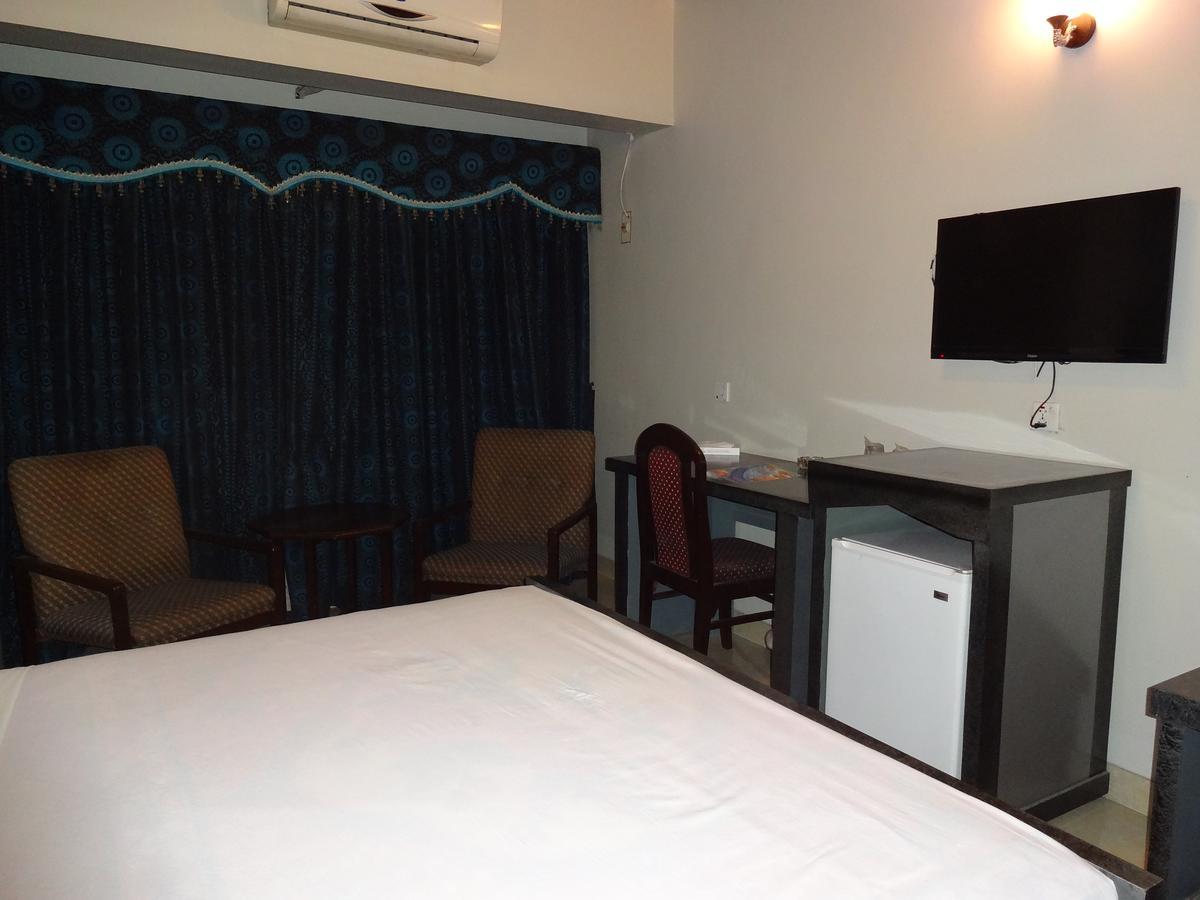 Hotel Sky Towers Karachi Exterior photo